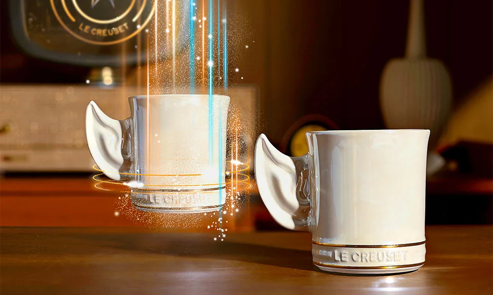 Le-Creuset-Star-Treck-Becher mit Spock-Ohren, schwebend in magischer Aura, Le Creuset-Logo sichtbar, retro-inspirierter Hintergrund.