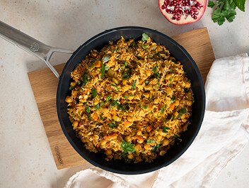 Orientalische Reispfanne mit Kichererbsen