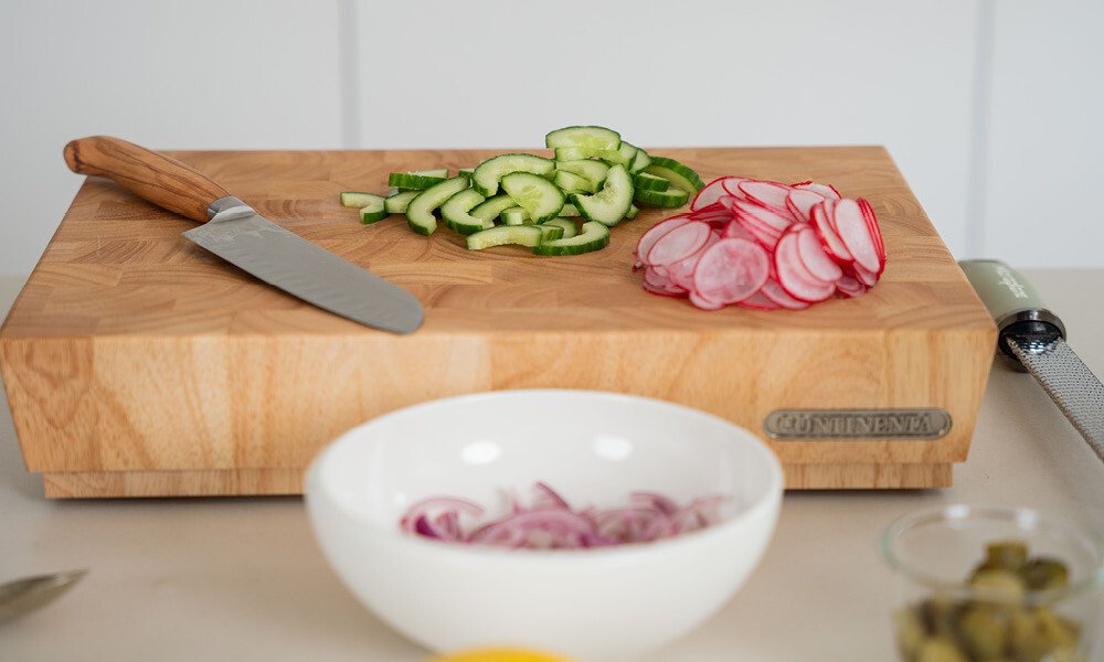 Midsommar-Kartoffelsalat mit Dill und Räucherlachs - Rezepte - Magazin ...