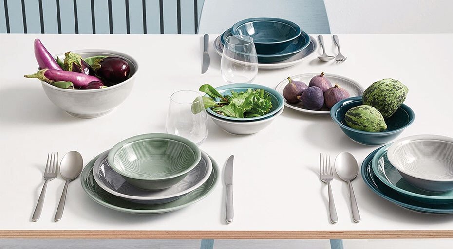 Gedeckter Tisch mit Keramikgeschirr der Serie Trend Colour von Thomas, Besteck, Gläsern, und Schalen mit Auberginen, Salat, Feigen und Mini-Wassermelonen.