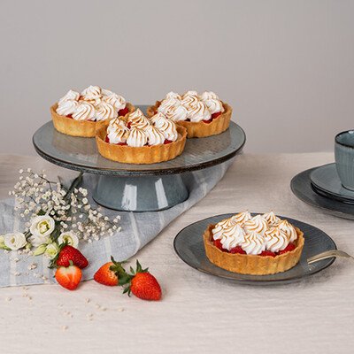 erdbeer-tartelettes-meringue-rezept-dessertteller-tortenplatte-erdbeeren-blumen-tasse-geschirrtuch