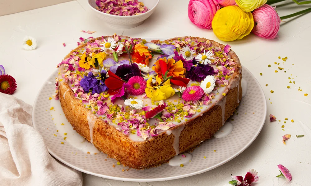 magazinbeitrag-rezept-rosenblueten-herz-kuchen-1000x600