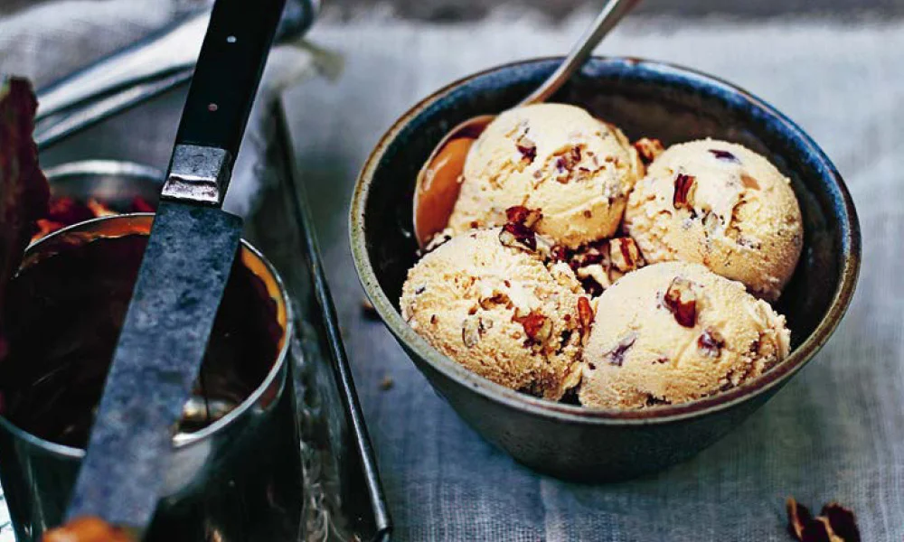 Dulce-de-leche-Eis mit Pekannüssen
