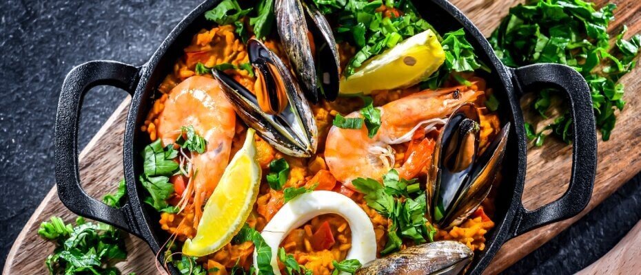 Ein Gusseisen-Topf mit Paella