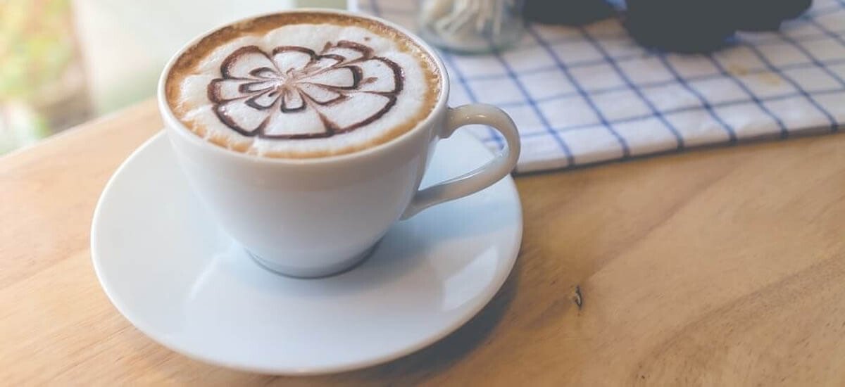 Untertasse-Milchkaffee