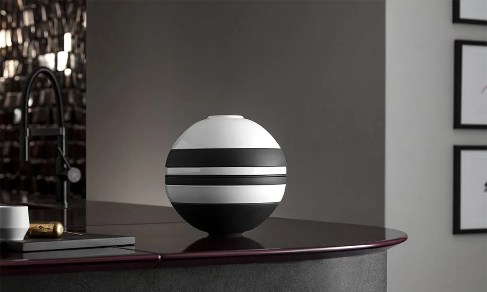 Geschirr-Set La Boule von Villeroy &amp; Boch auf dunkler, glänzender Theke in stilvoll modernem Innenraum.