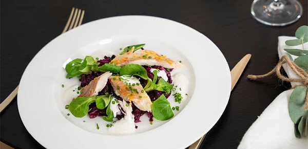 Räucherforellenfilet auf Rotkrautsalat