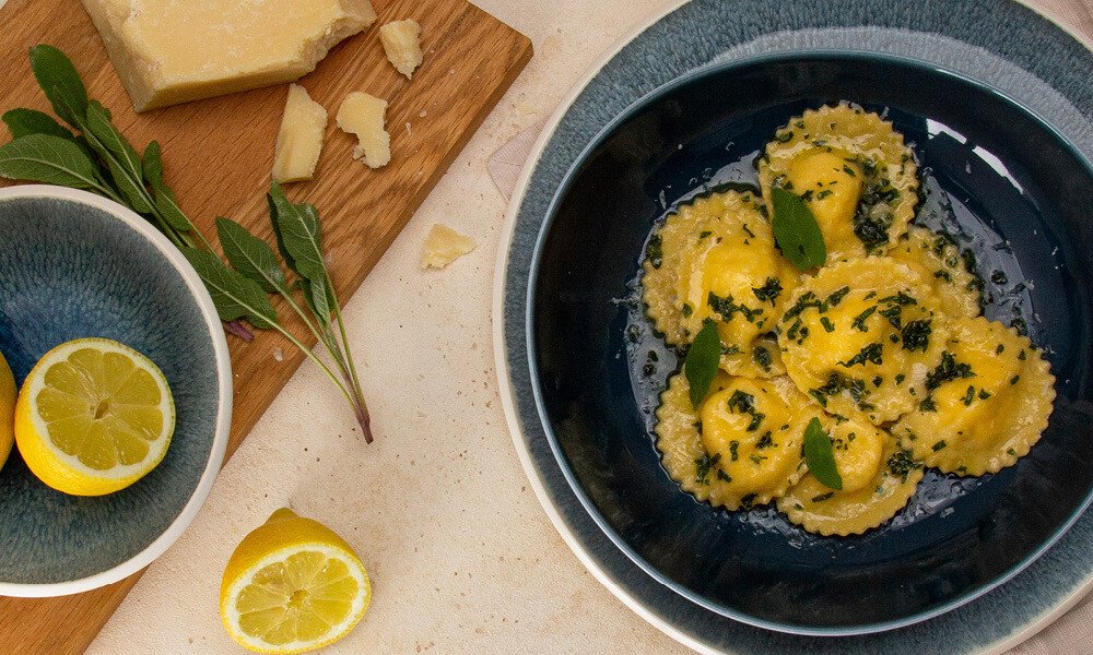 Zitronen-Ricotta-Ravioli mit Salbeibutter - Rezepte - Magazin ...