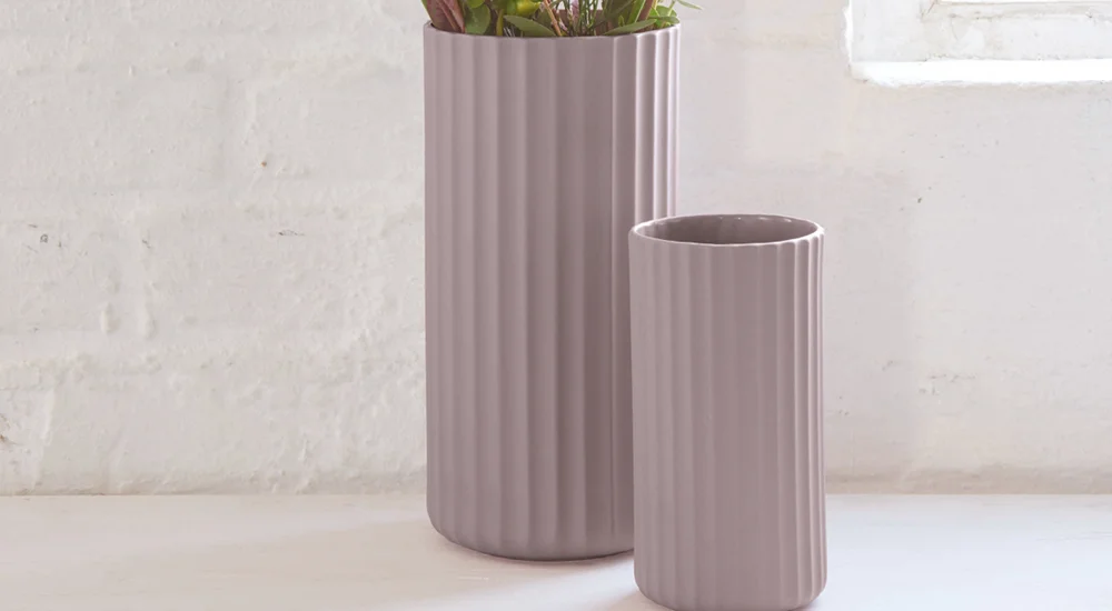 asa-vasen-deko-schoen-wohnen-gestreift-blumenvase-weiss-design-beache