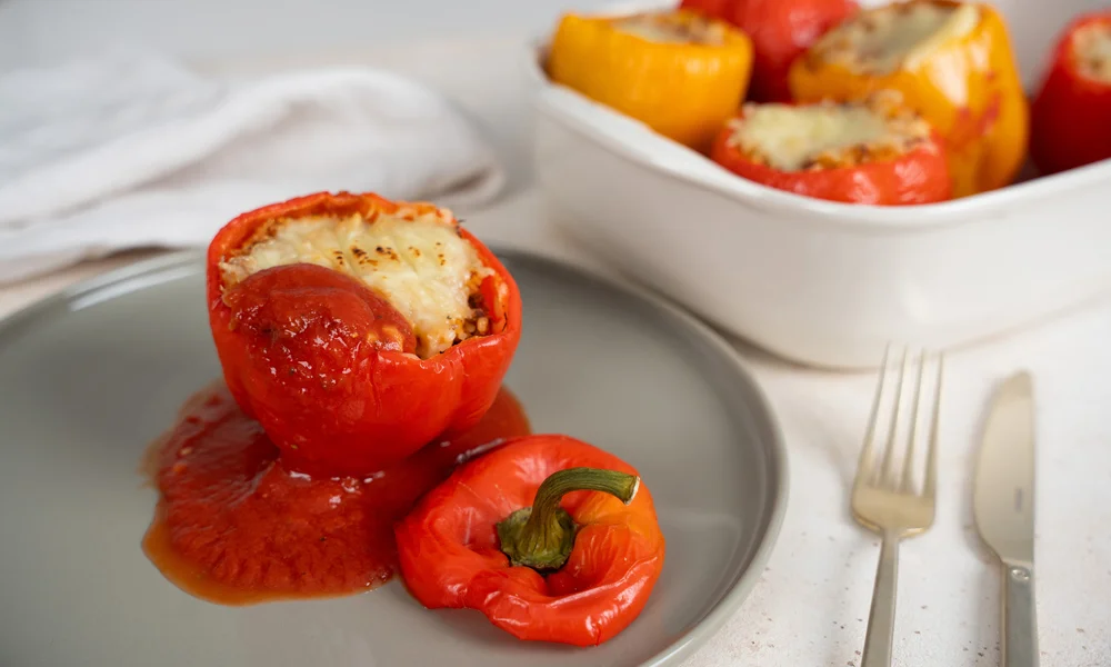 Gefüllte Paprika aus dem Ofen – herzhaft, käsig und richtig schön gemütlich.