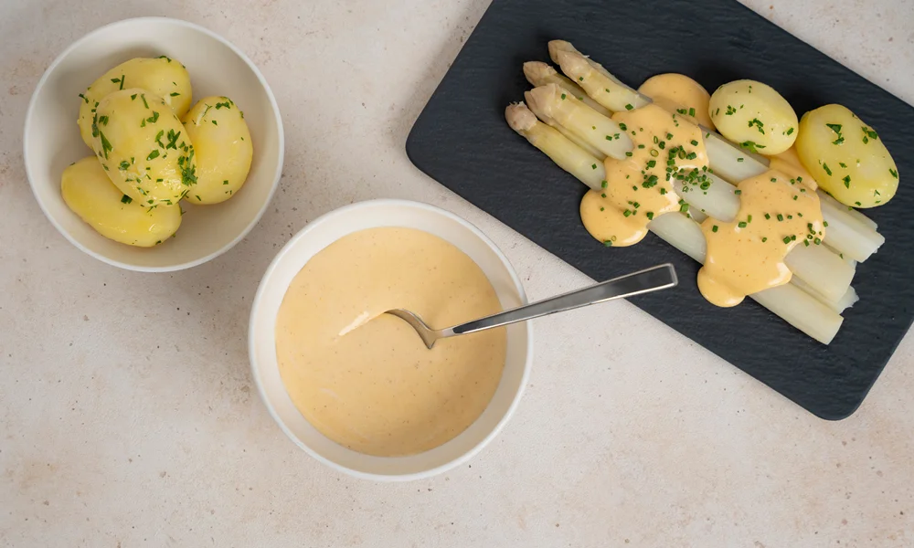 Frühling auf dem Teller: Spargel &amp; cremige Hollandaise – ein echter Klassiker.