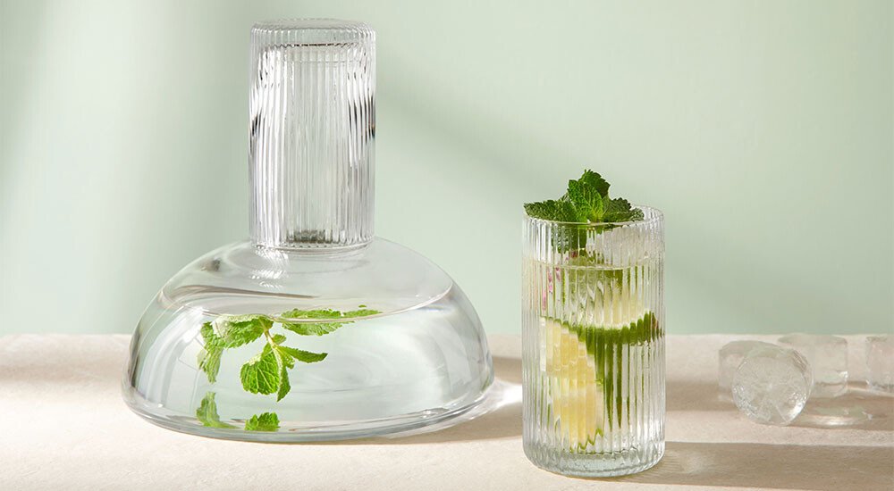 Zwei transparente und geriffelte Gläser auf einem Tisch