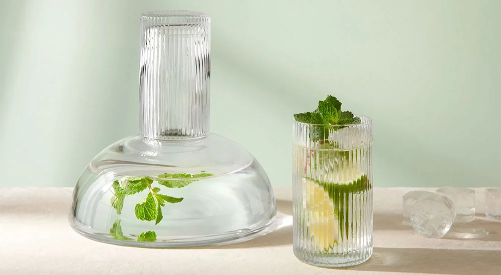 Zwei transparente und geriffelte Gläser auf einem Tisch