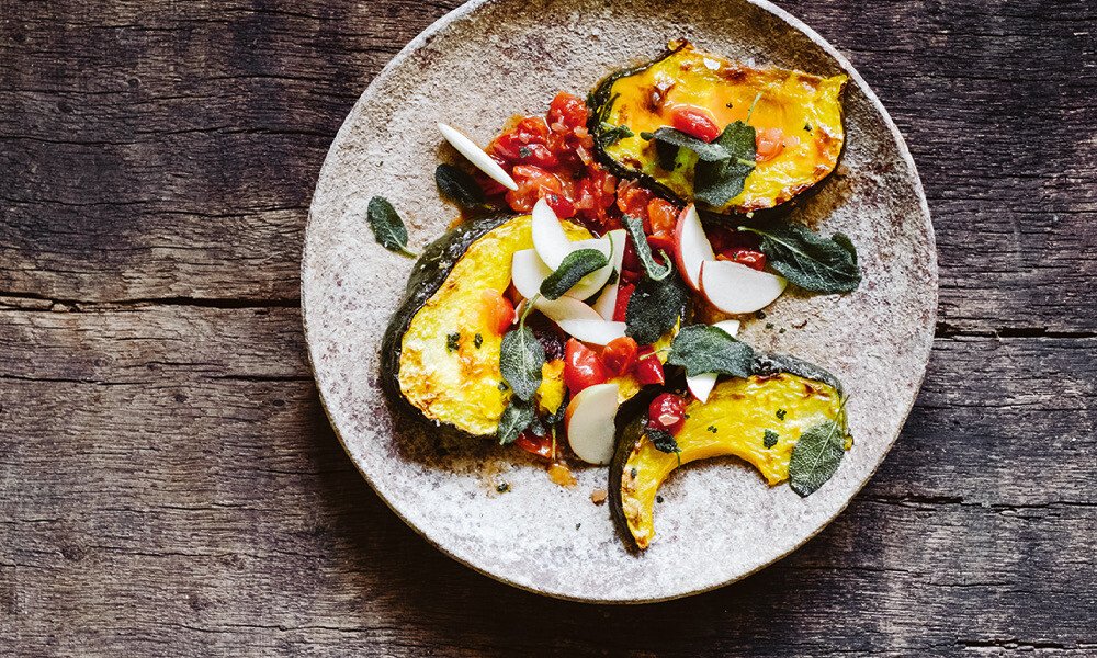 tischwelt-rezept-gebackener-moschuskürbis-mit-hagebutte-und-apfel-hoelker-verlag-kochbuch-