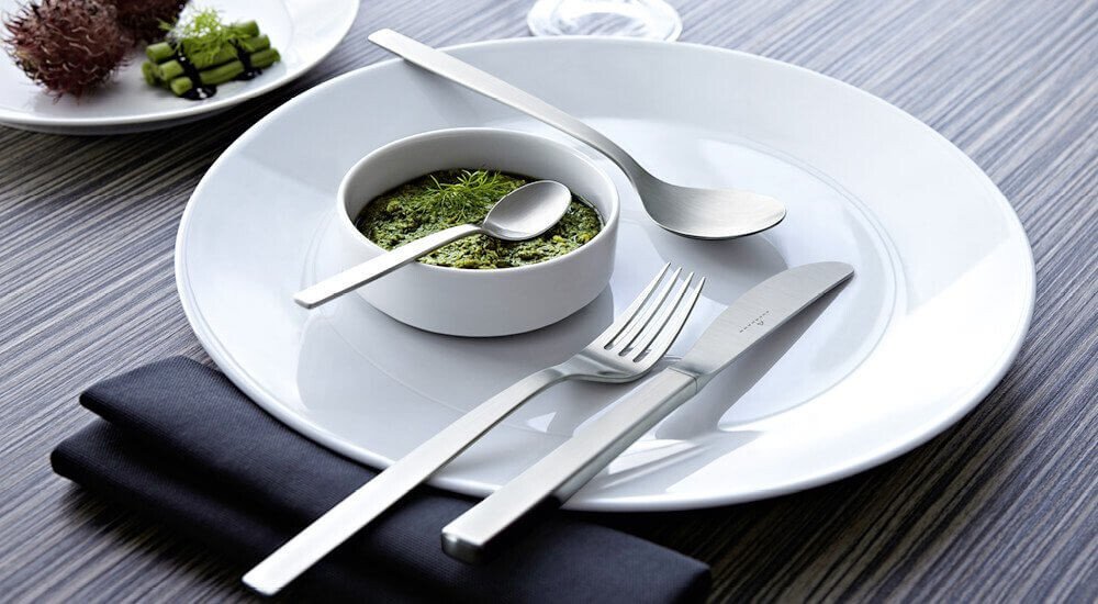 Besteckset auf Tisch