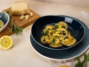 Zitronen-Ricotta-Ravioli mit Salbeibutter