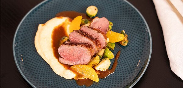 Rosa gebratene Entenbrust mit Orangensoße