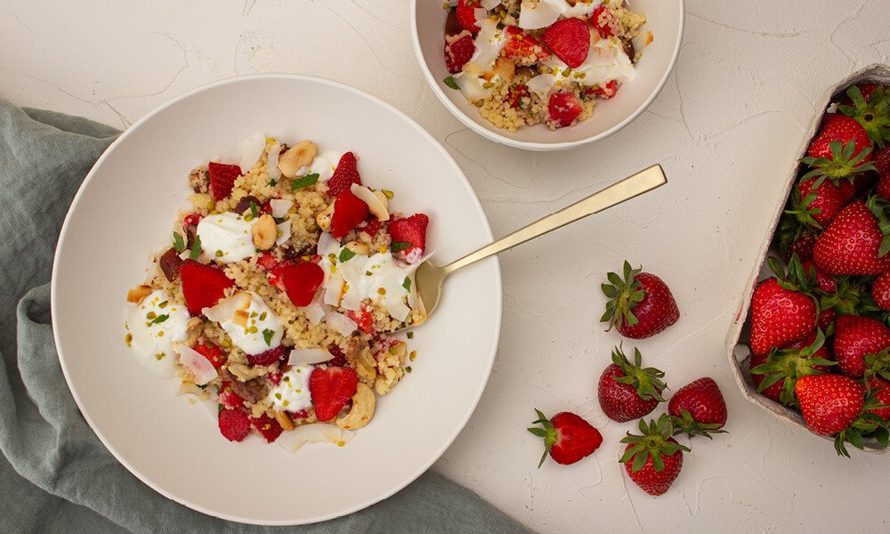 rezept-erdbeer-couscous-fruehstuecksbowl-magazin