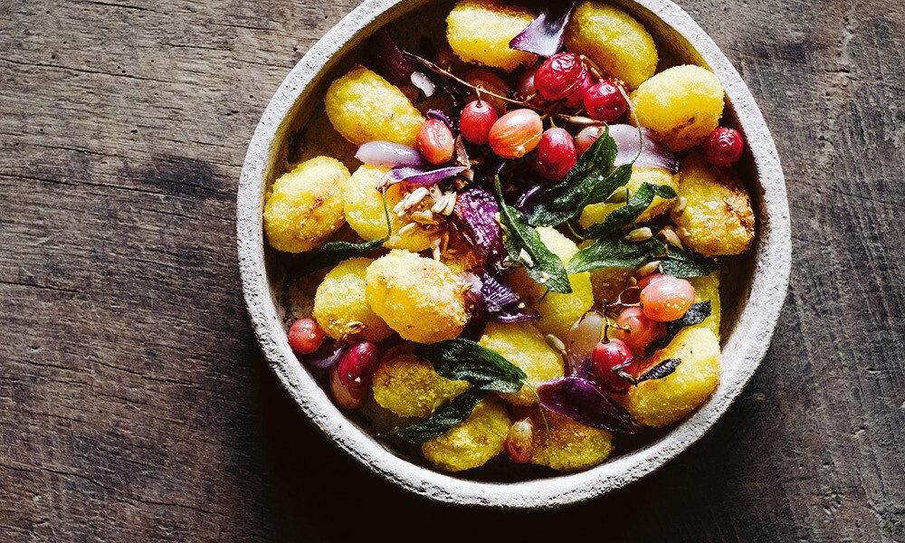 tischwelt-rezept-kartoffeln-im-maismantel-mit-trauben-zwiebeln-und-salbei-hoelker-verlag-kochbuch-