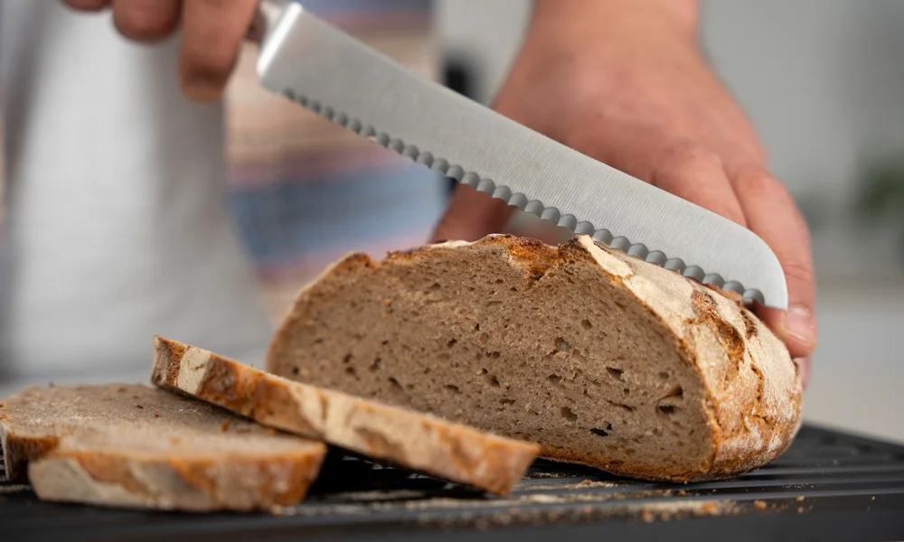 Die besondere Herausforderung: Das Brot hat eine harte Kruste und eine weiche Krume. Hier kommen Wellenschliff-Messer zum Einsatz