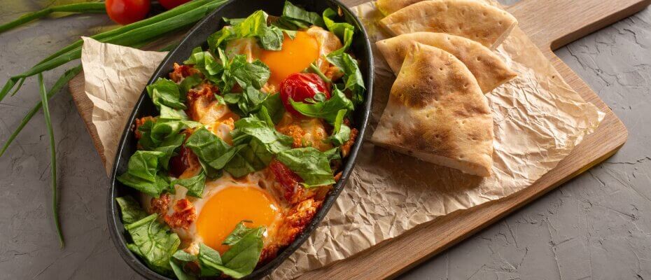 Ein ovaler Teller mit Essen