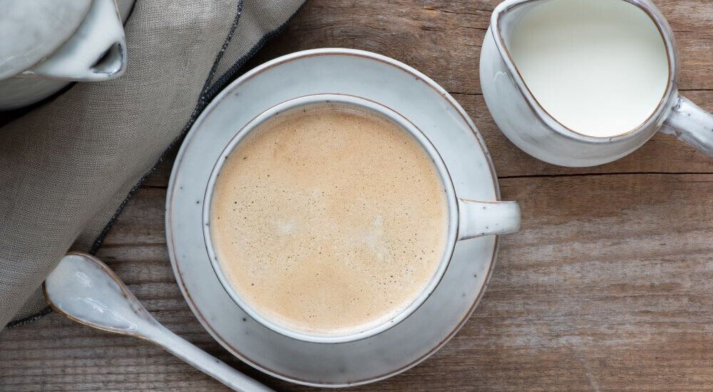 Milchkännchen auf Tisch