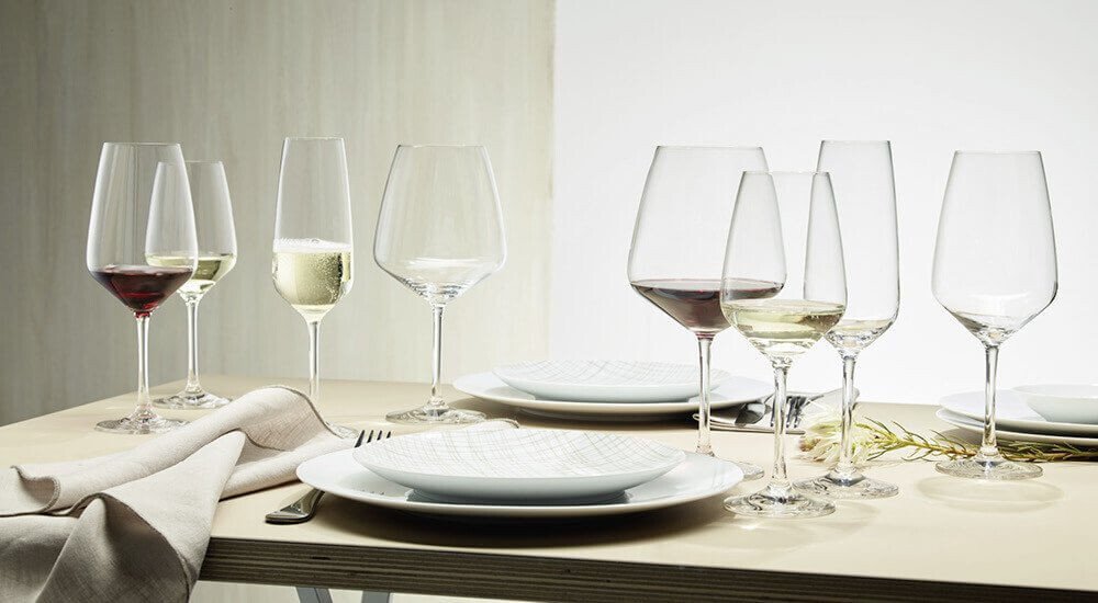 Gedeckter Tisch mit Schott Zwiesel Tulip Weingläsern