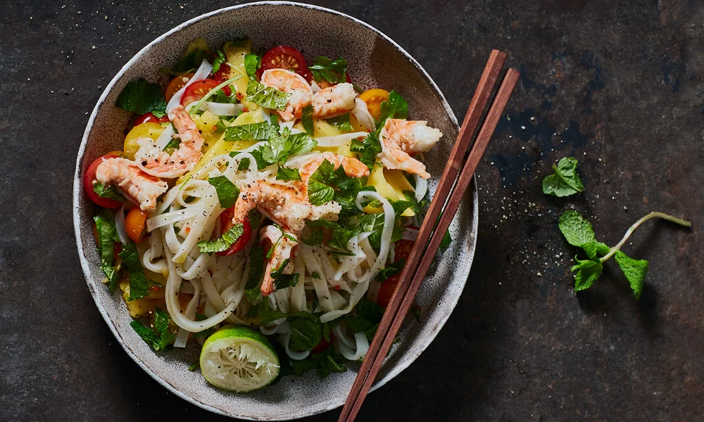 tischwelt Rezept Reisnudelsalat mit Garnelen Salate zum Sattessen GU Verlag
