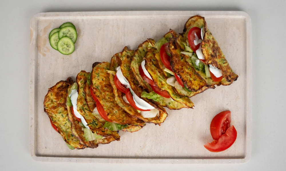 Zucchini-Wraps gefüllt mit Tomaten, Salat und einem Knoblauchdip 