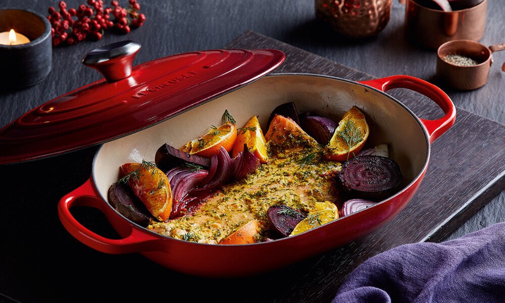 Le Creuset Oblong Signature Kirschrot Lachsfilet 1000x600px