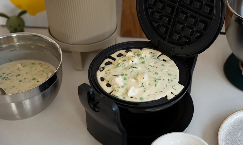 Herzhafte Zucchini-Waffeln mit Feta und Joghurtsoße-6