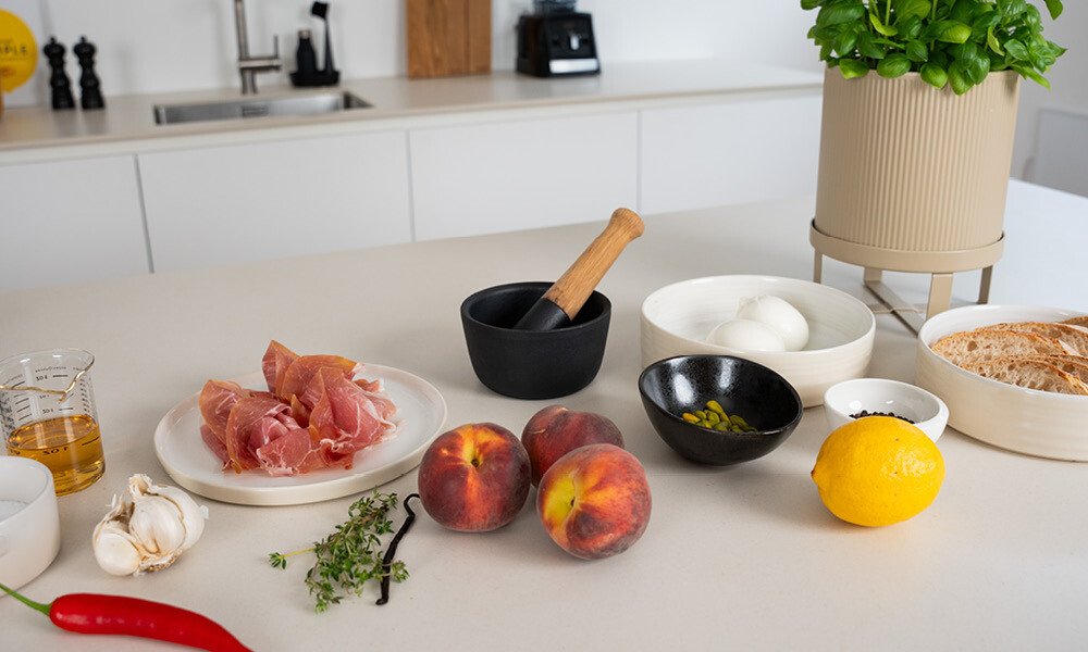 Gegrillte Pfirsiche mit Burrata und Röstbrot - Rezepte - Magazin ...