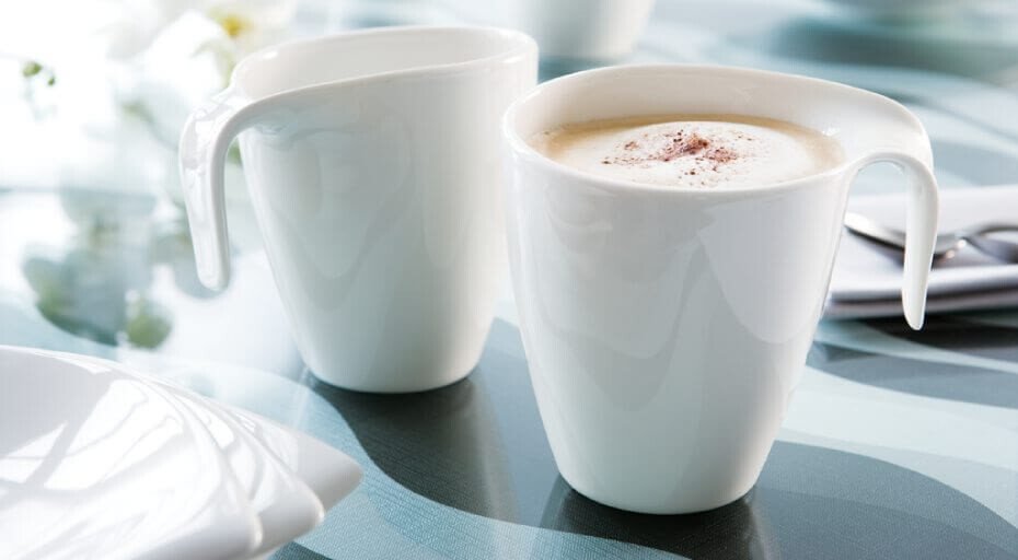 Moderne weiße Kaffeetassen