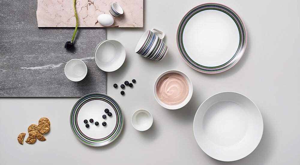 iittala-origo-geschirr-porzellan-serie-weiss-bunte-streifen-teller-tassen-schalen-muster-gestreift