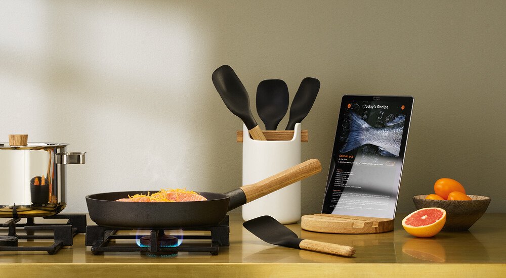 Eva-solo-nordic-kitchen-schwarz-design-kueche-teller-kochtopf