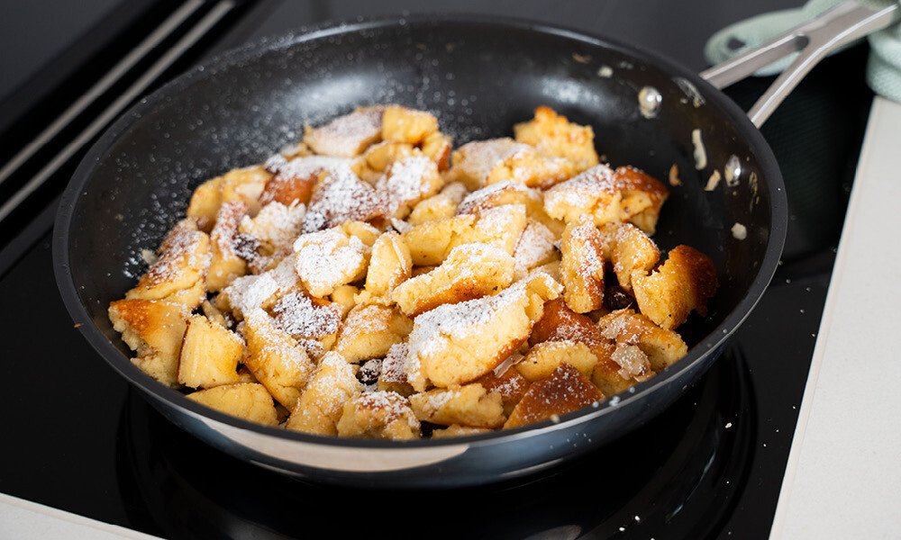 Kaiserschmarrn-Rezept-Zubereitung-Pfanne-FluffigerKaiserschmarrn-Rosinen