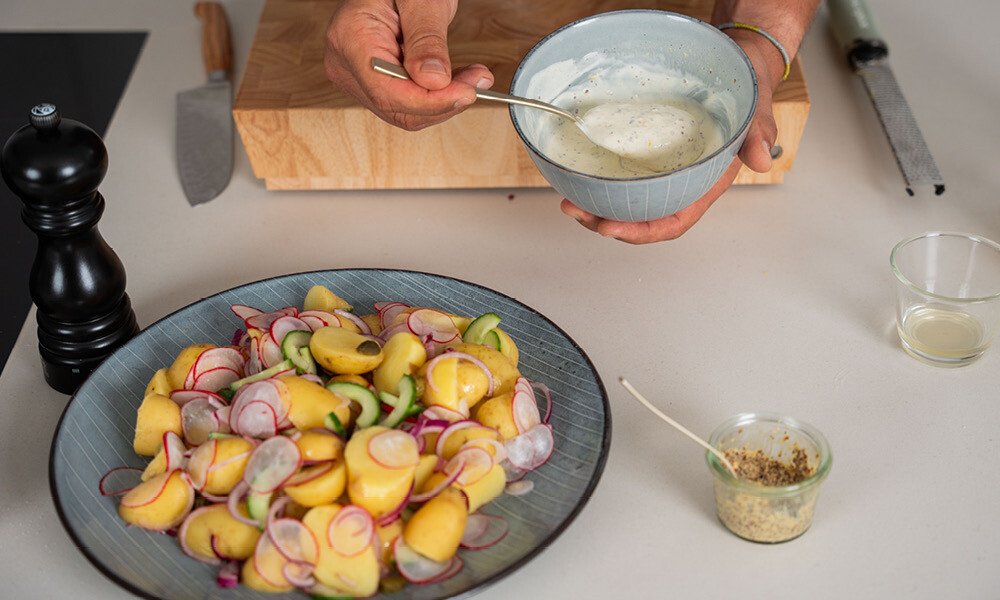Midsommar-Kartoffelsalat mit Dill und Räucherlachs - Rezepte - Magazin ...