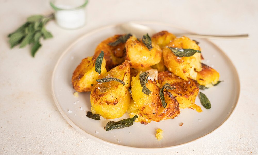 Goldbraun gebacken und mit knusprigen Salbeiblättern verfeinert. Ein aromatischer Genuss direkt vom Teller!