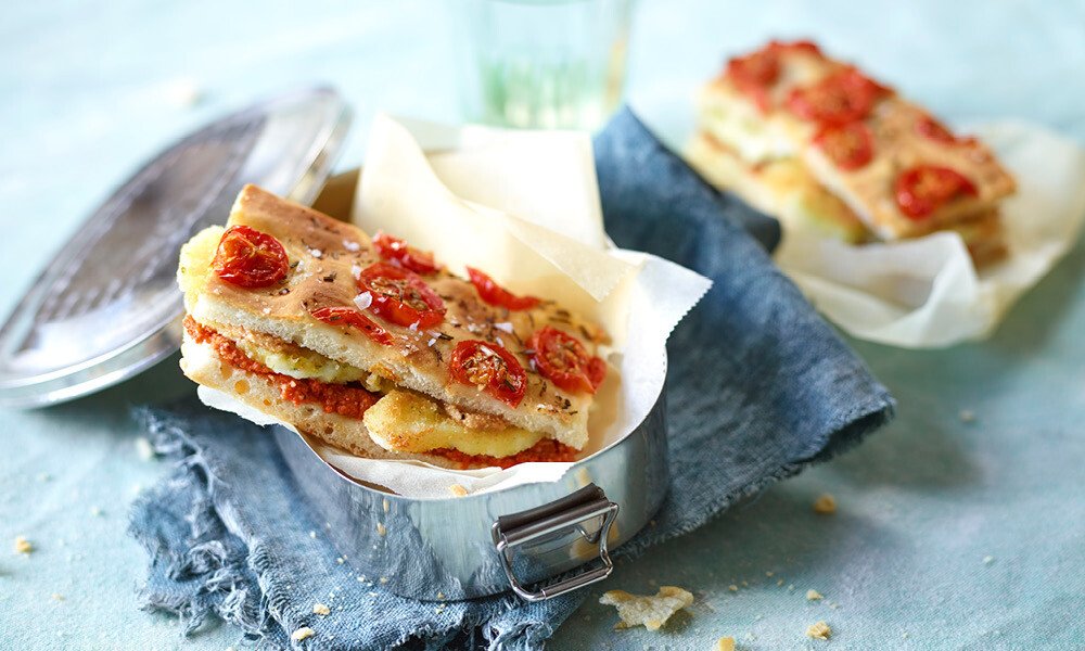 Focaccia-Burger mit Tomatenpesto und Mandelcreme - Rezepte - Magazin ...