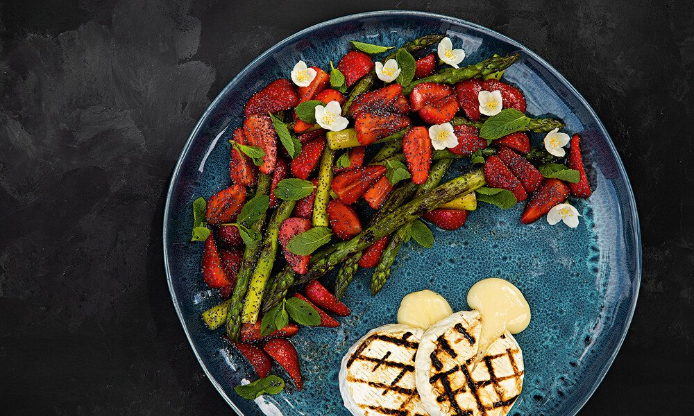 Gegrillter-Camembert-minze-spargel-erdbeer-Callwey-verlag-nur-salat