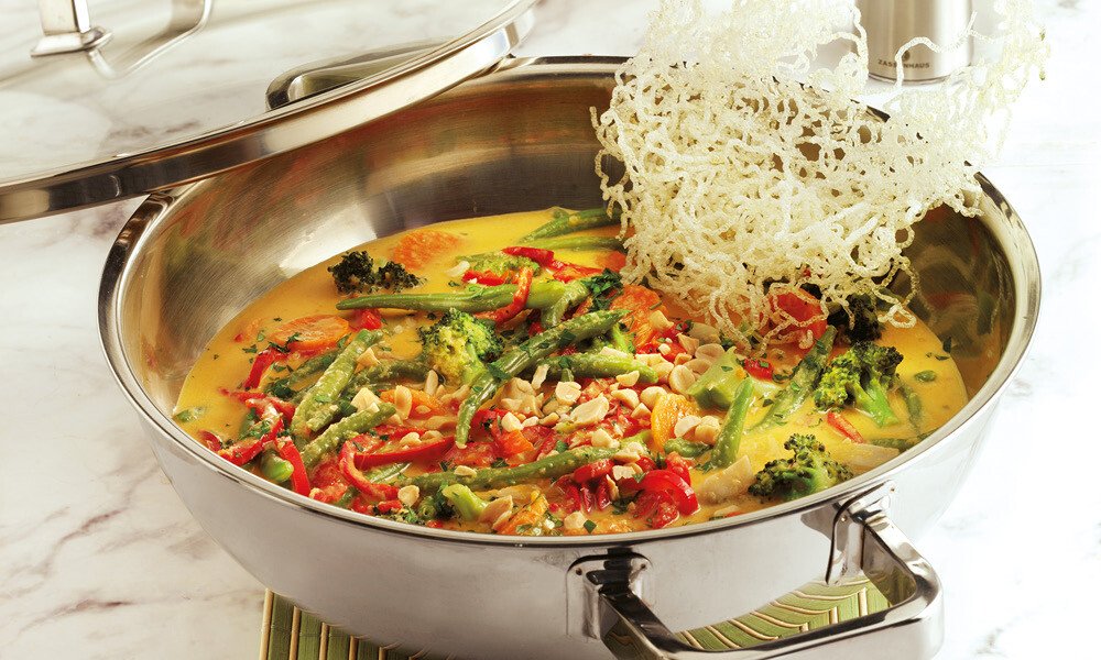 tischwelt-Gemuesepfanne-Thai-Style-mit-gepufften-Glasnudeln-essen-rezepte