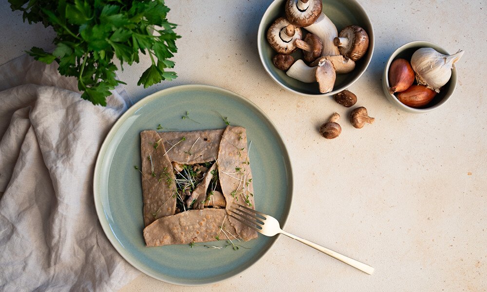 Vegane Galettes – Buchweizen-Crêpes mit gebratenen Pilzen und ...