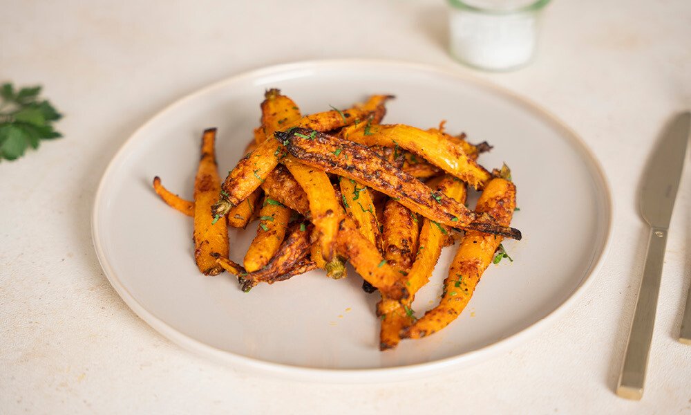 Knusprig, würzig, unwiderstehlich: Parmesan-Möhren aus dem Airfryer.