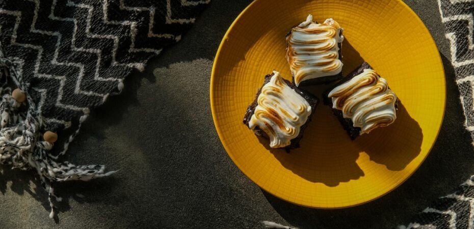 Teller in Gelb mit Kuchenstücken