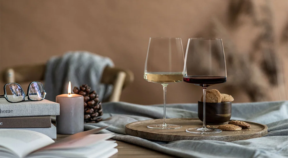 weinglaeser-rotwein-weisswein-mundgeblasen-handmade-sommer-winter-gedeckter-tisch