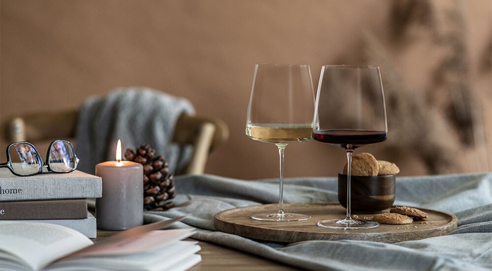 weinglaeser-rotwein-weisswein-mundgeblasen-handmade-sommer-winter-gedeckter-tisch