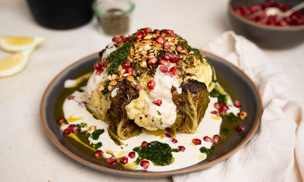 blumenkohl-tahinisoße-korianderpesto-rezept