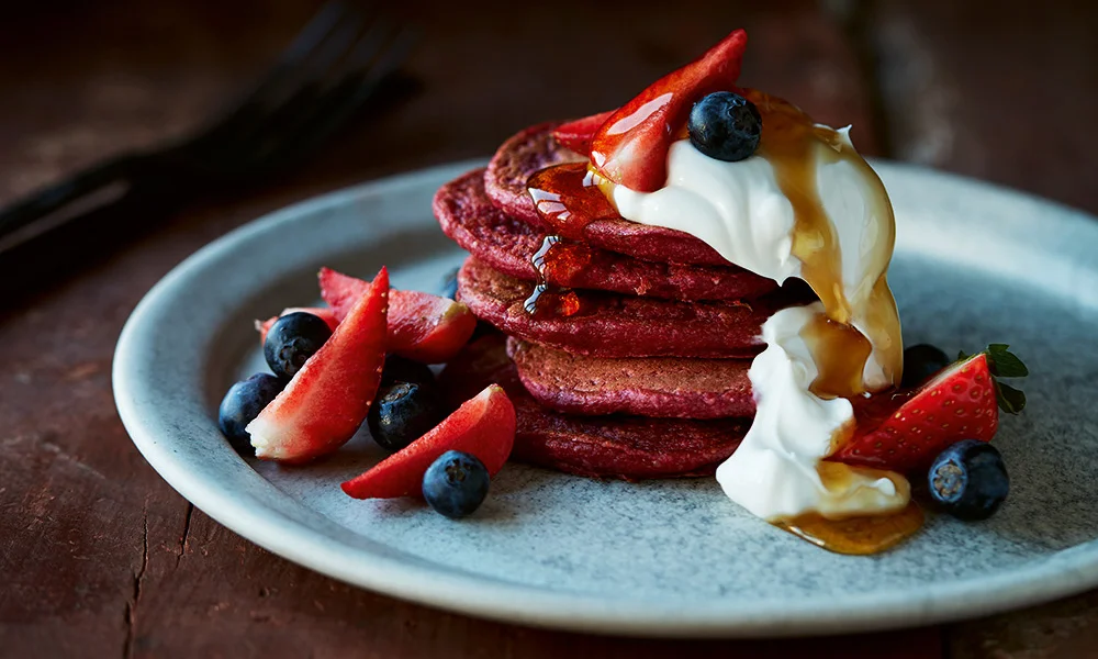 tischwelt-rezept-pancakes-mit-rote-bete-saft-teller-fruechte