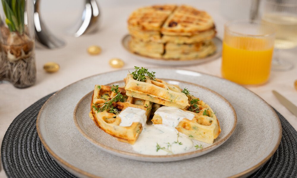Herzhafte Zucchini-Waffeln mit Feta und Joghurtsoße-9