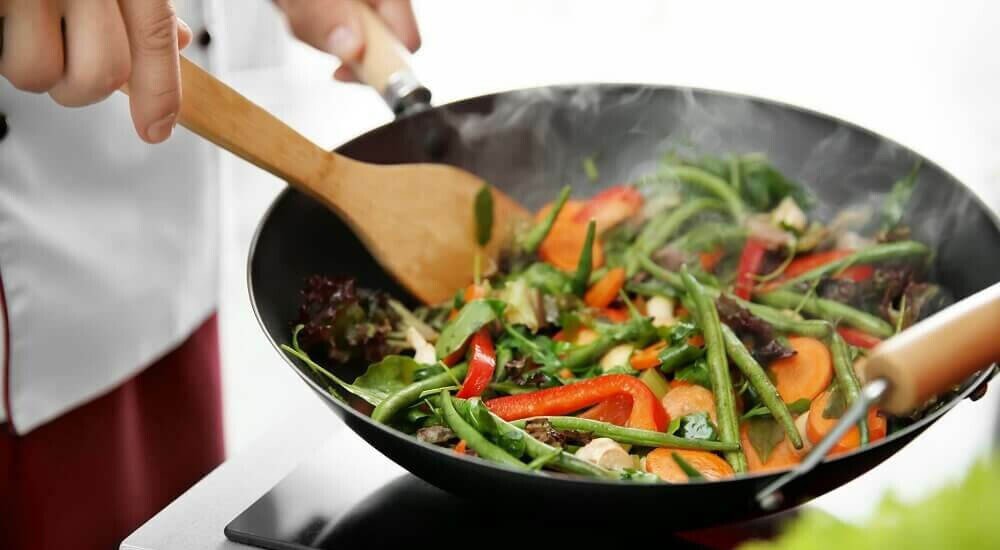 Wok Pfanne auf Herd